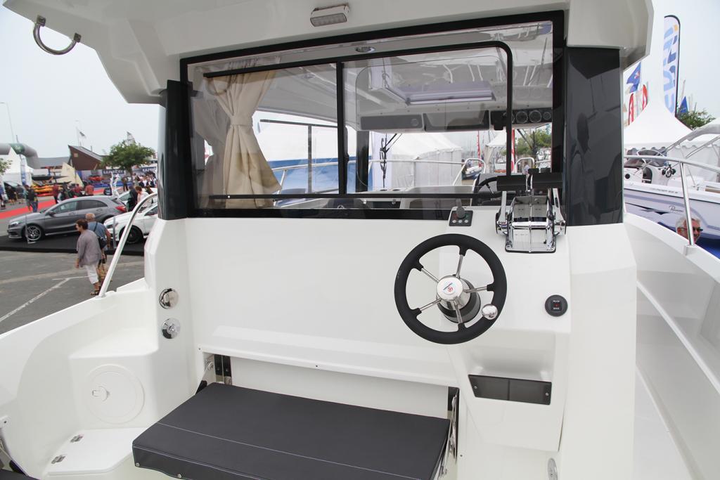 Parker 800 Pilothouse