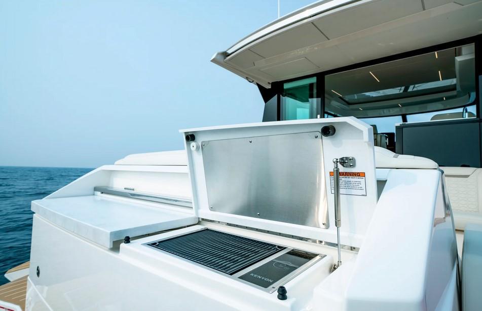 Tiara 48 LE