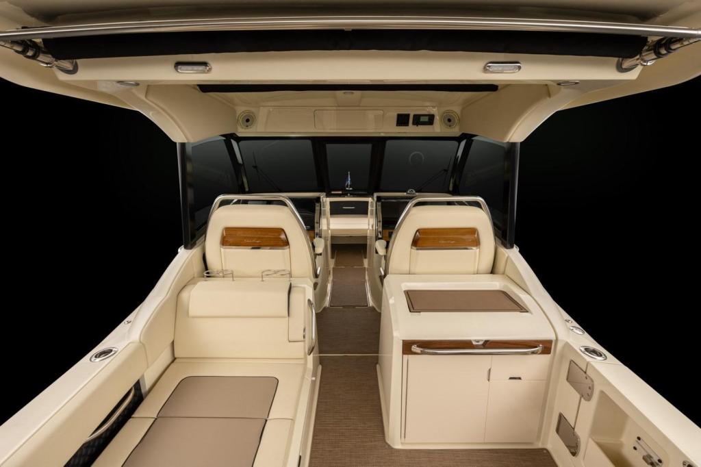 Chris Craft Calypso 32