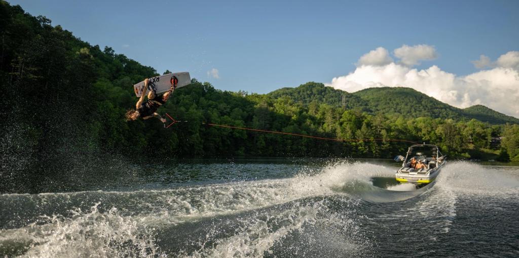 Malibu Wakesetter 22 LSV