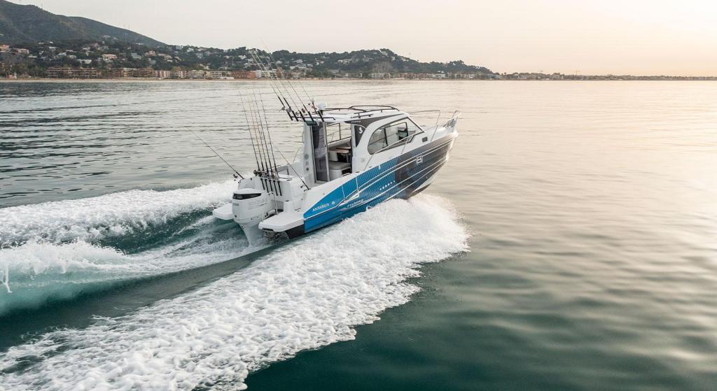 Beneteau Antares 8 Fishing