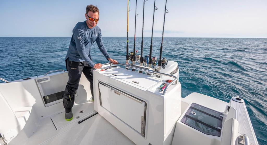 Beneteau Antares 8 Fishing