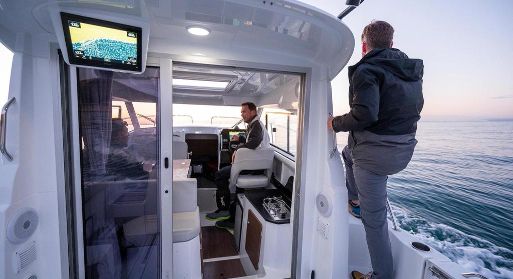 Beneteau Antares 8 Fishing