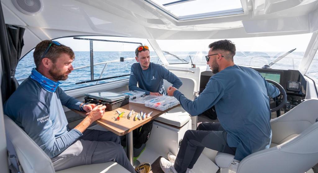 Beneteau Antares 8 Fishing