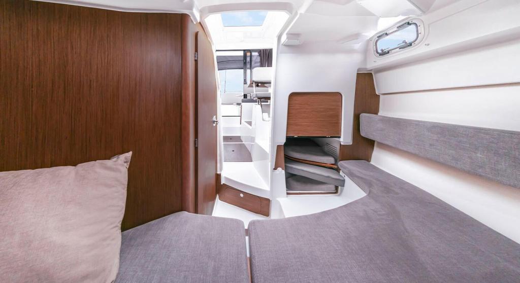 Beneteau Antares 8 Fishing