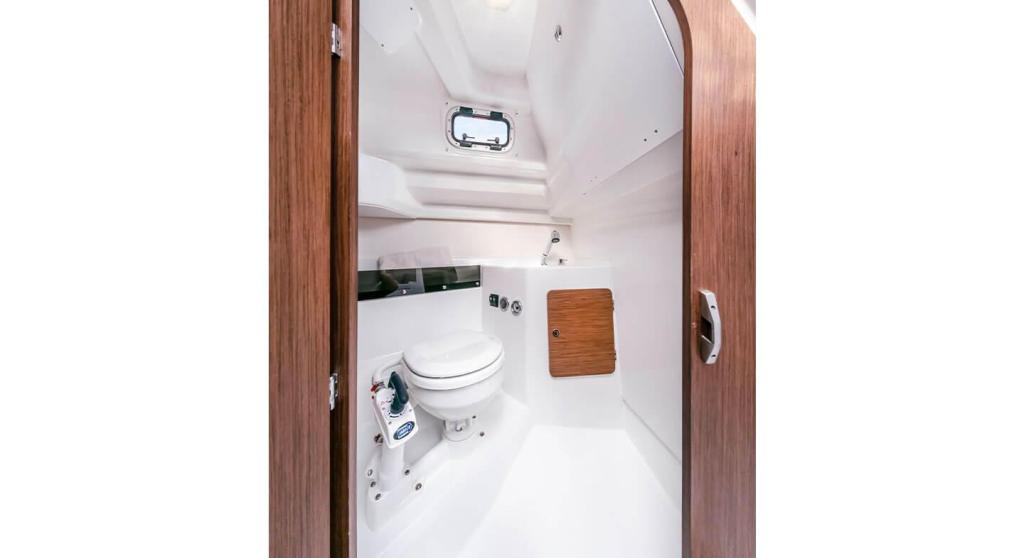 Beneteau Antares 8 Fishing