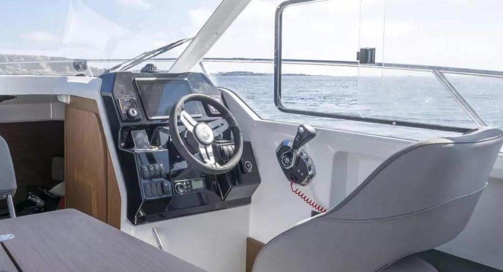Beneteau Antares 8 Fishing