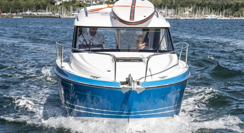 Beneteau Antares 7 Fishing