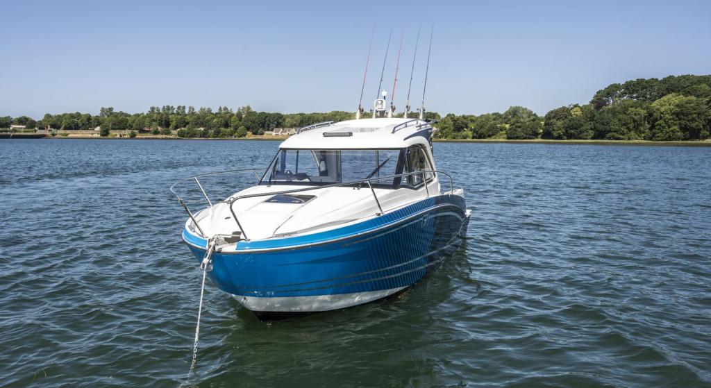 Beneteau Antares 7 Fishing