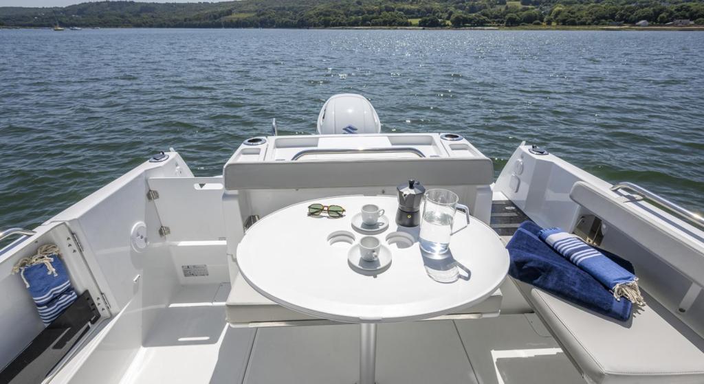 Beneteau Antares 7 Fishing