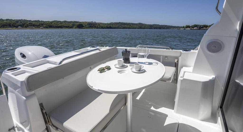 Beneteau Antares 7 Fishing