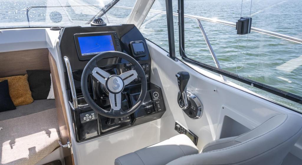 Beneteau Antares 7 Fishing