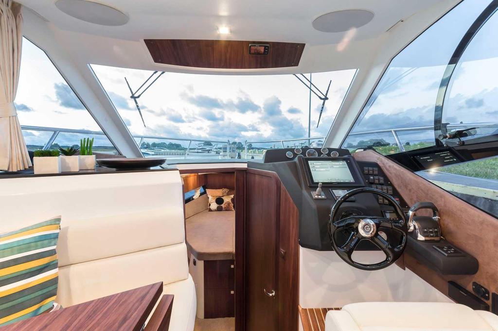 Galeon 300 Fly