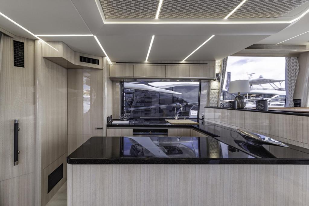 Galeon 680 Fly