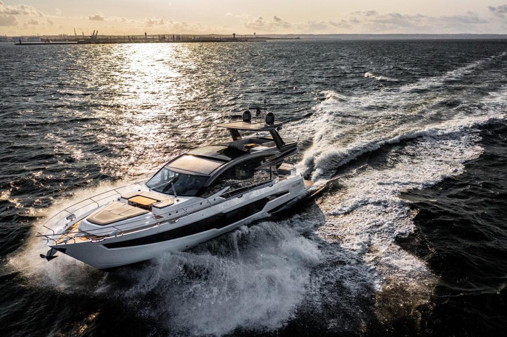 Galeon 700 Skydeck