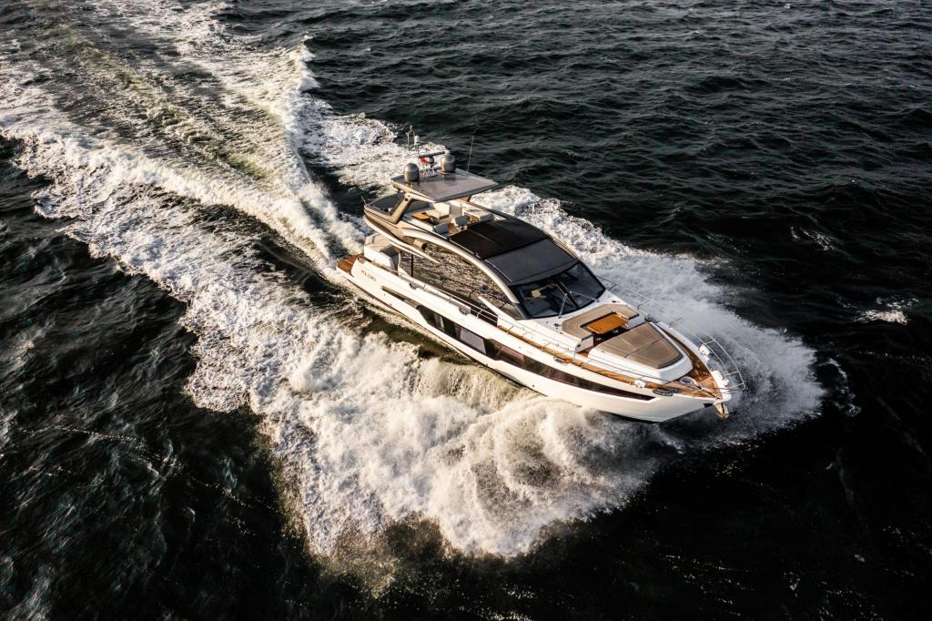 Galeon 700 Skydeck
