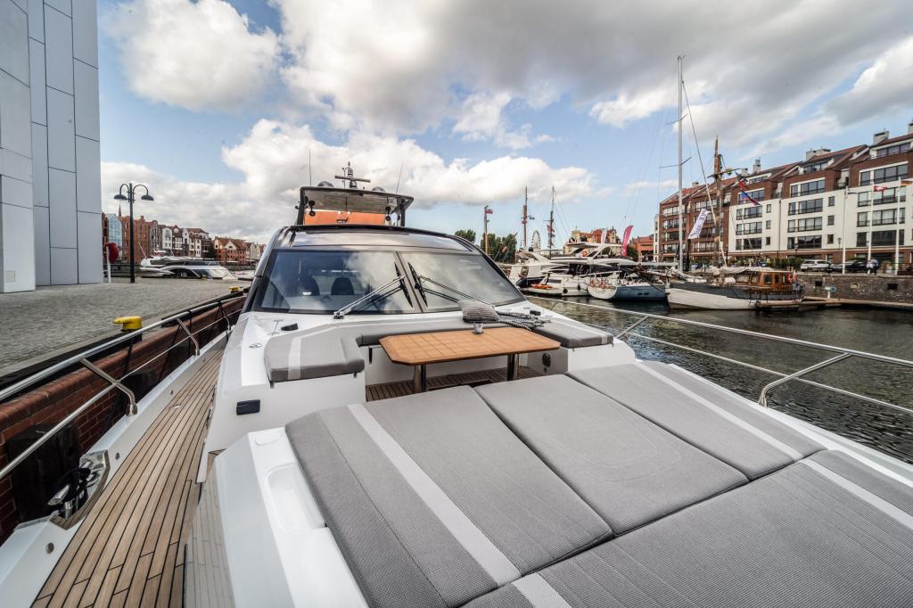 Galeon 700 Skydeck