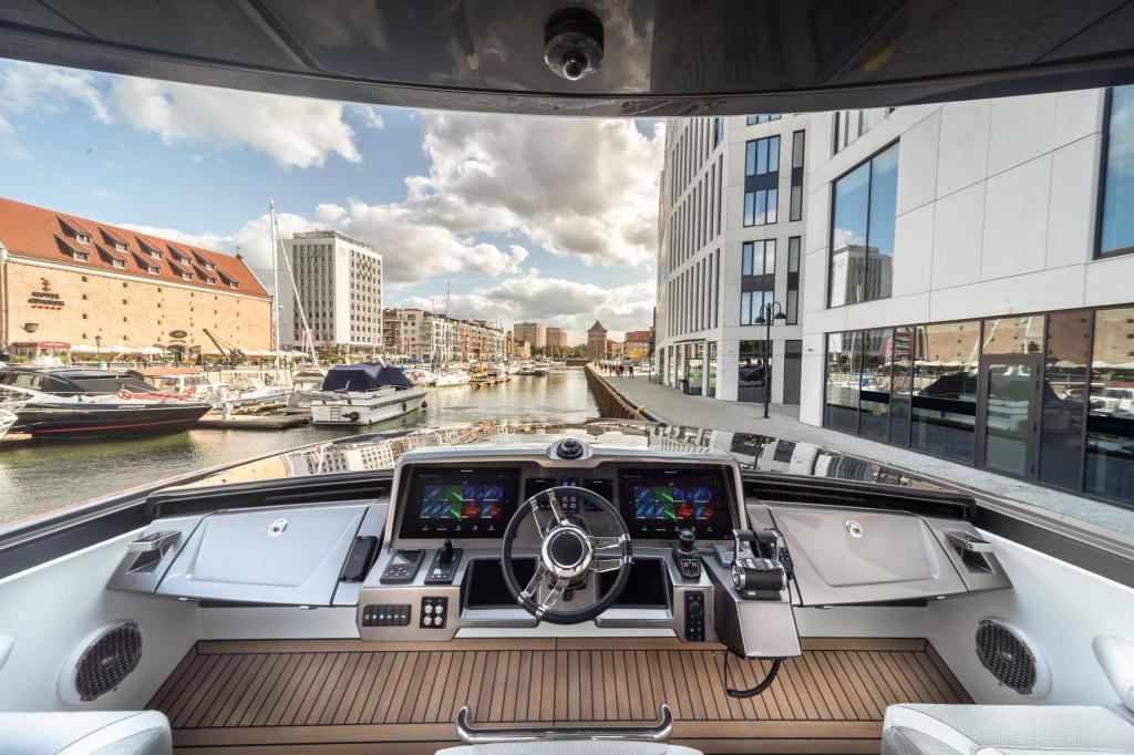Galeon 700 Skydeck