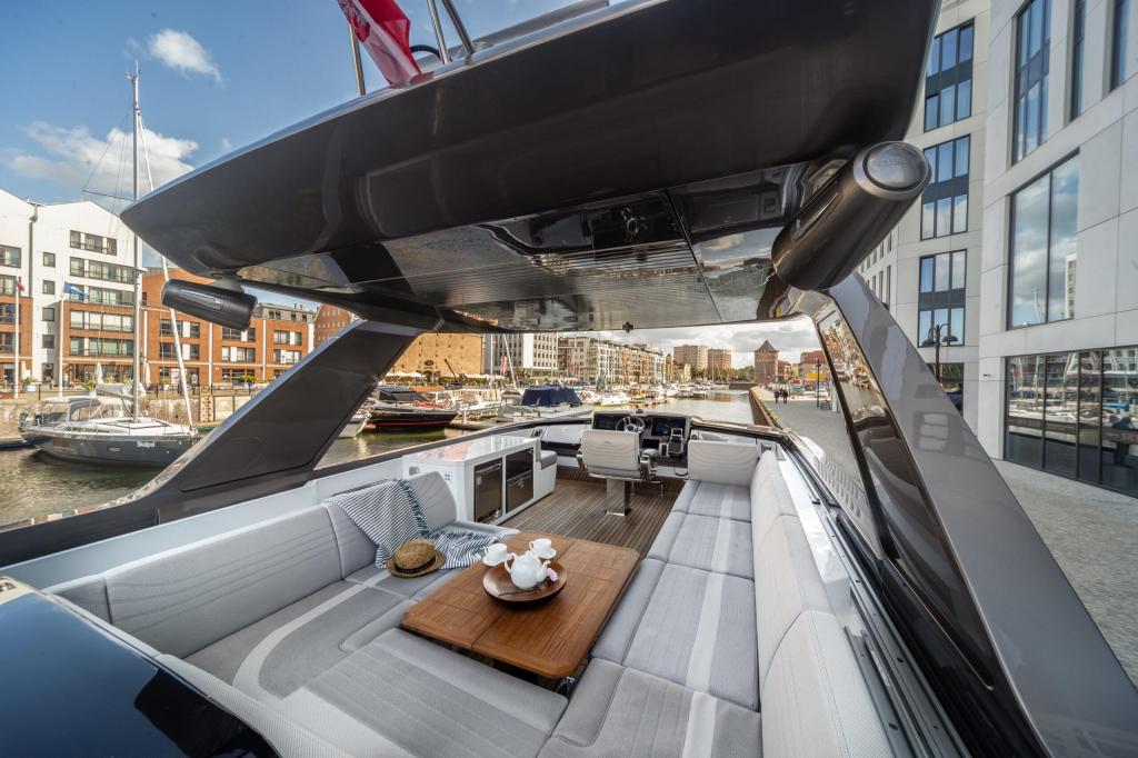 Galeon 700 Skydeck