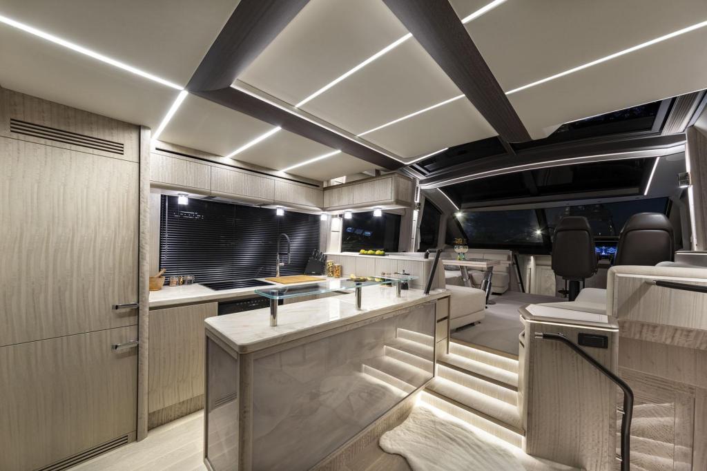 Galeon 700 Skydeck