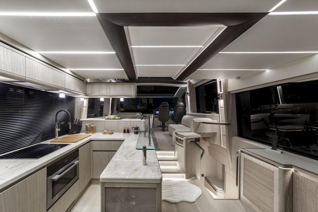 Galeon 700 Skydeck