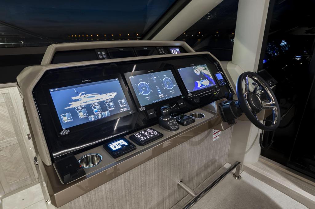 Galeon 700 Skydeck