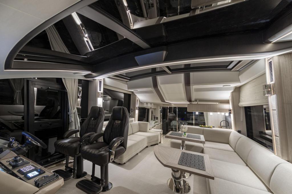 Galeon 700 Skydeck