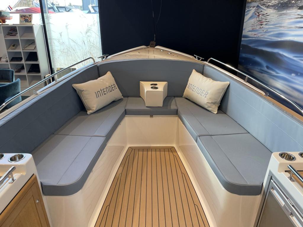 Interboat Intender 820 ES
