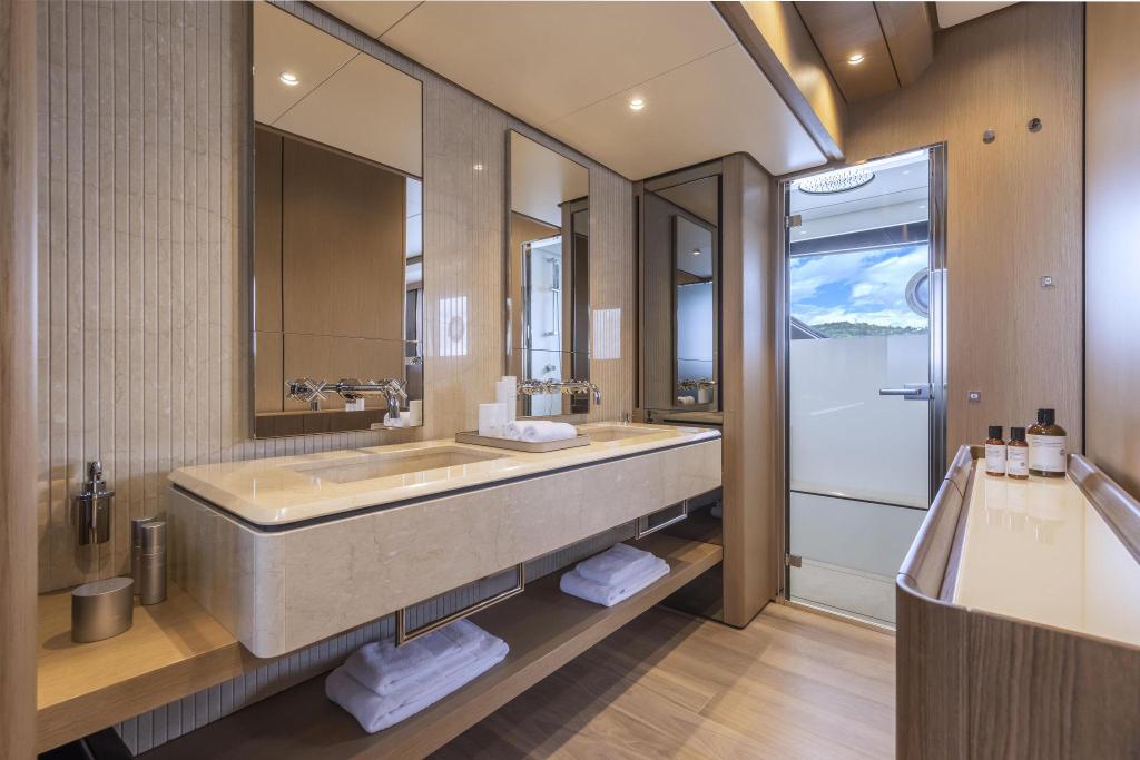 Ferretti 1000