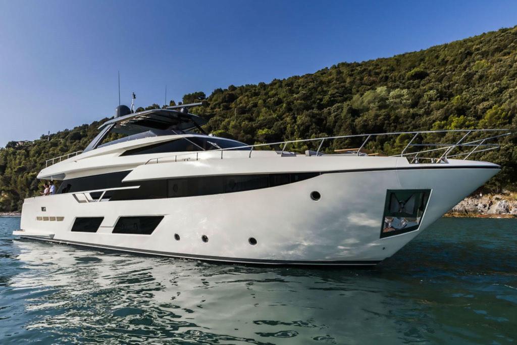 Ferretti 920