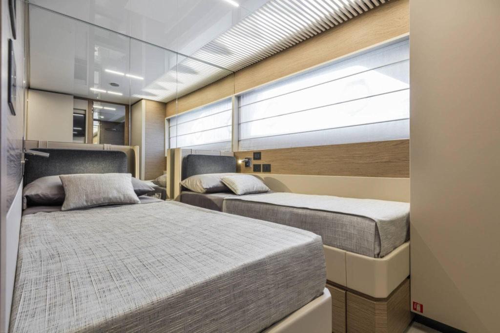 Ferretti 920