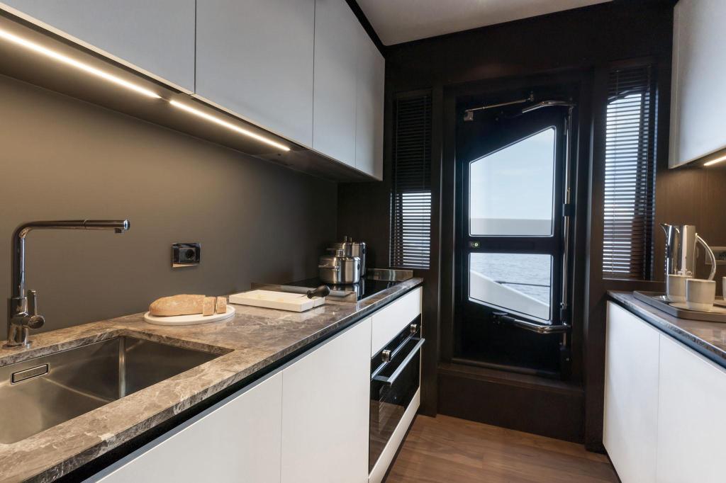 Ferretti 860