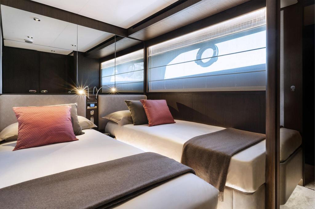 Ferretti 860