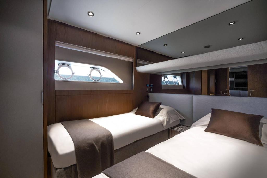 Ferretti 780