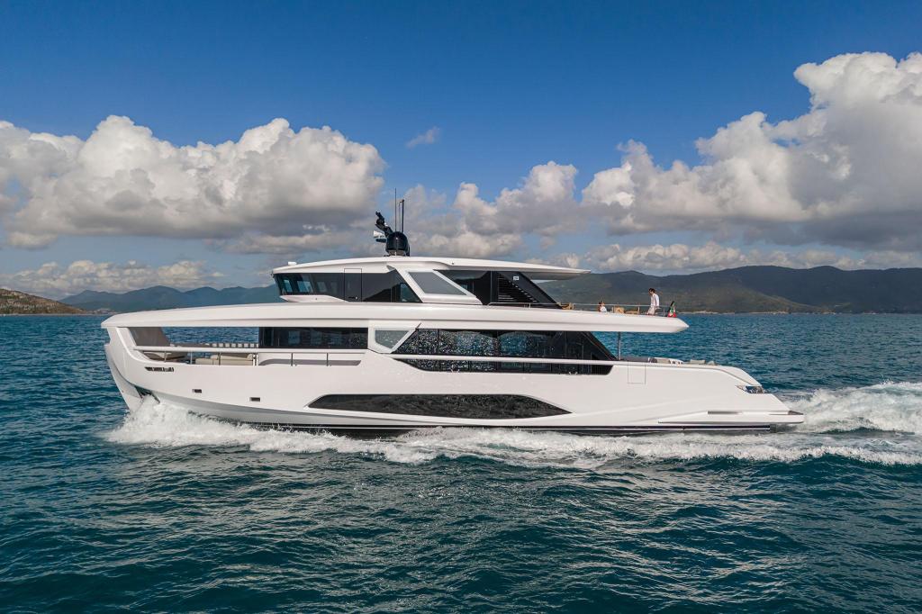 Ferretti Infynito 90