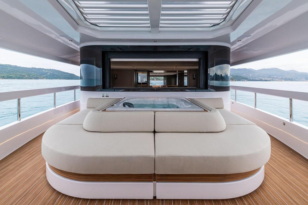 Ferretti Infynito 90