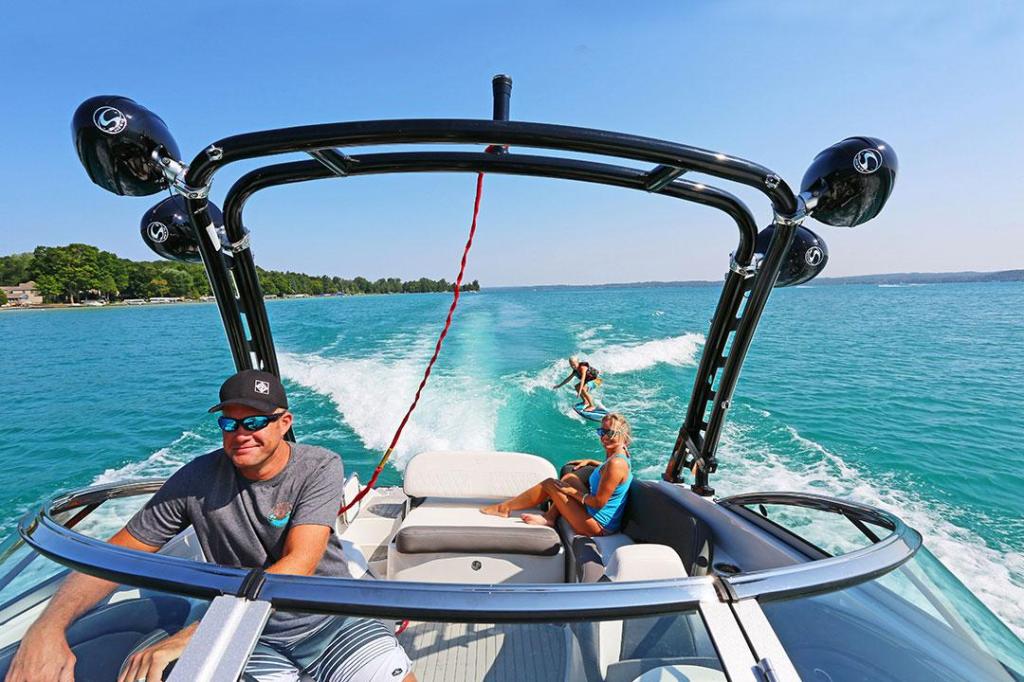 Crownline E255 Surf