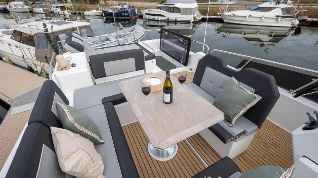 Delphia 12 Flylounge