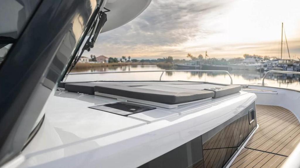 Delphia 12 Flylounge