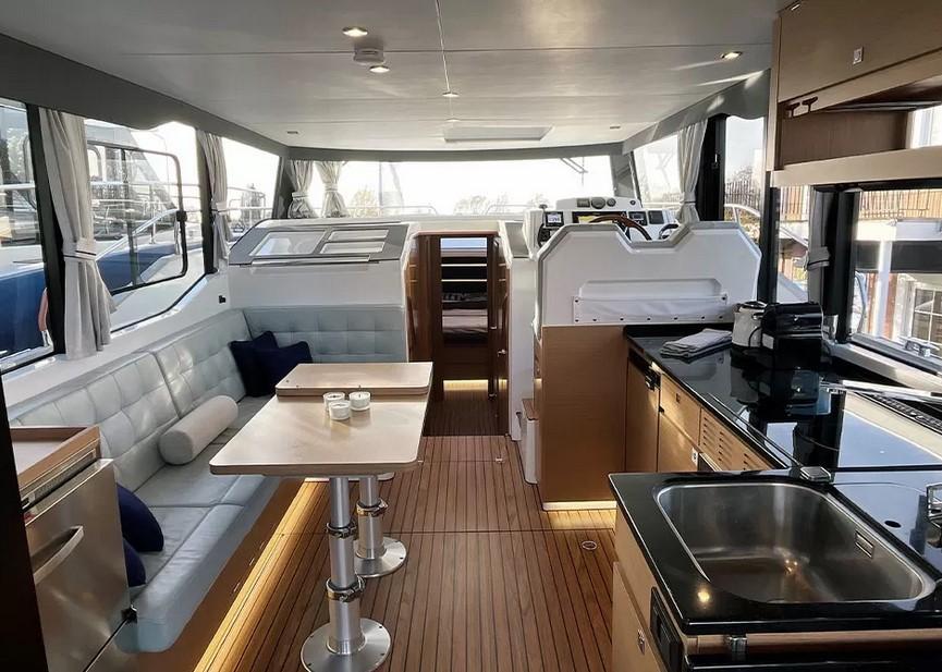 Delphia 12 Flylounge