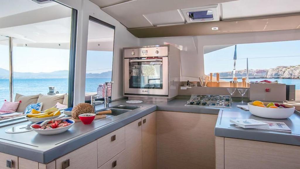 Fountaine Pajot Astr&eacute;a 42