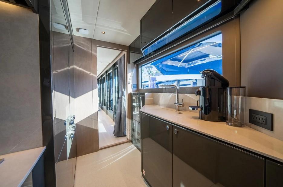 Sunseeker 100 Yacht