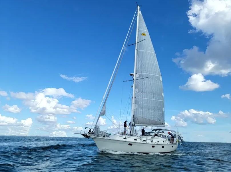 Island Packet IP 439
