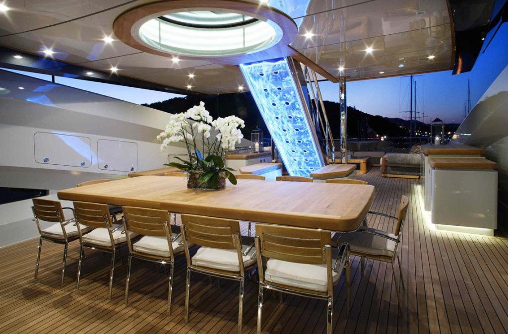 Palmer Johnson Sportyacht 210