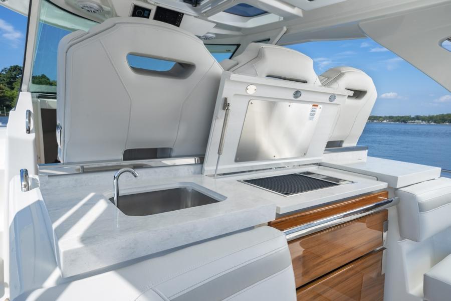 Tiara 38 LS