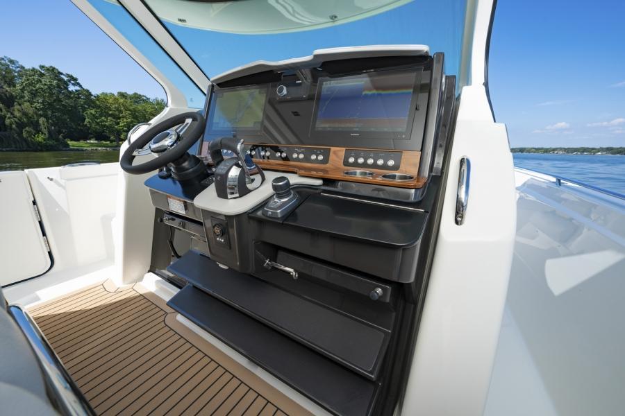 Tiara 38 LS