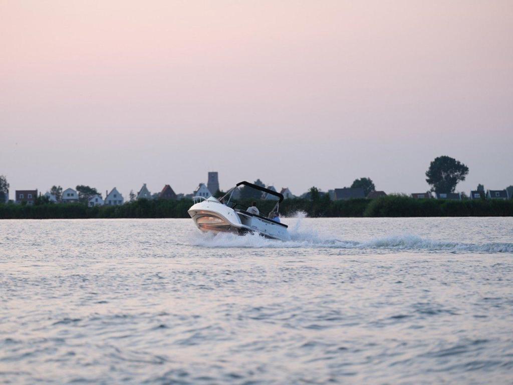 Sea Ray Sun Sport 230