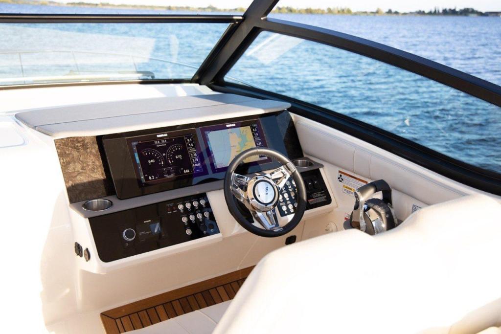 Sea Ray Sundancer 320 Outboard