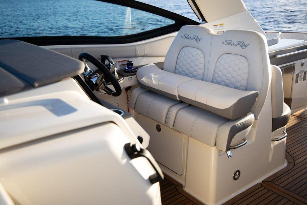 Sea Ray Sundancer 320 Outboard