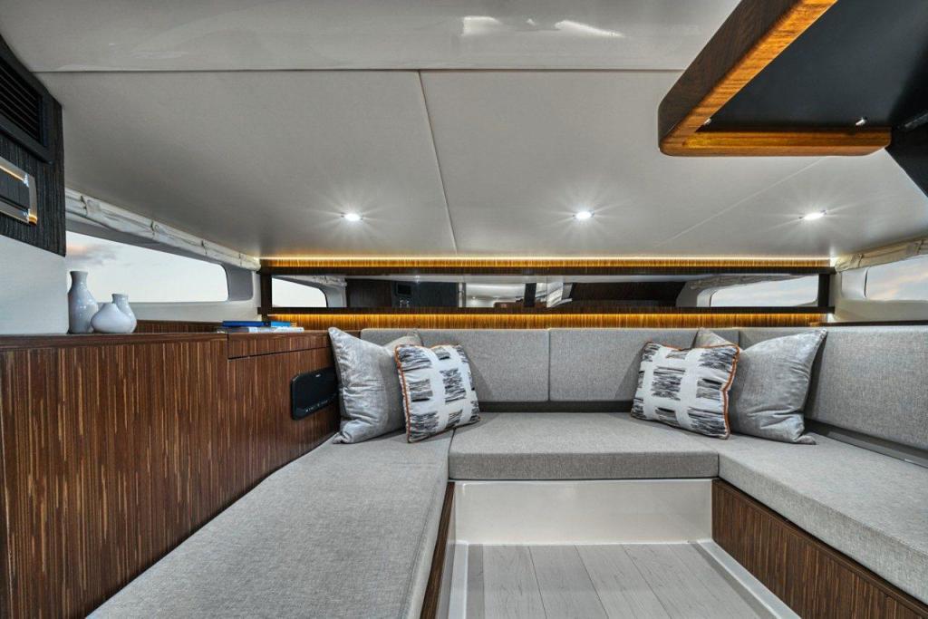 Sea Ray Sundancer 370 Outboard